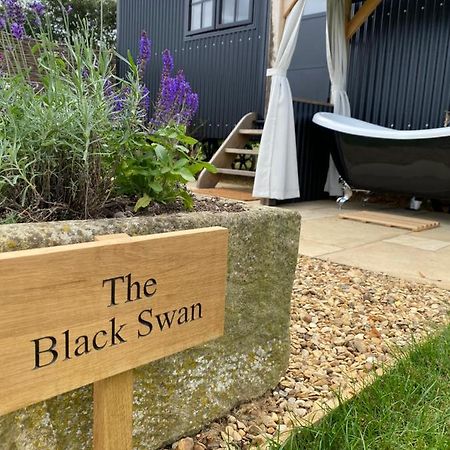 The Black Swan Shepherd Hut Ketton Buitenkant foto