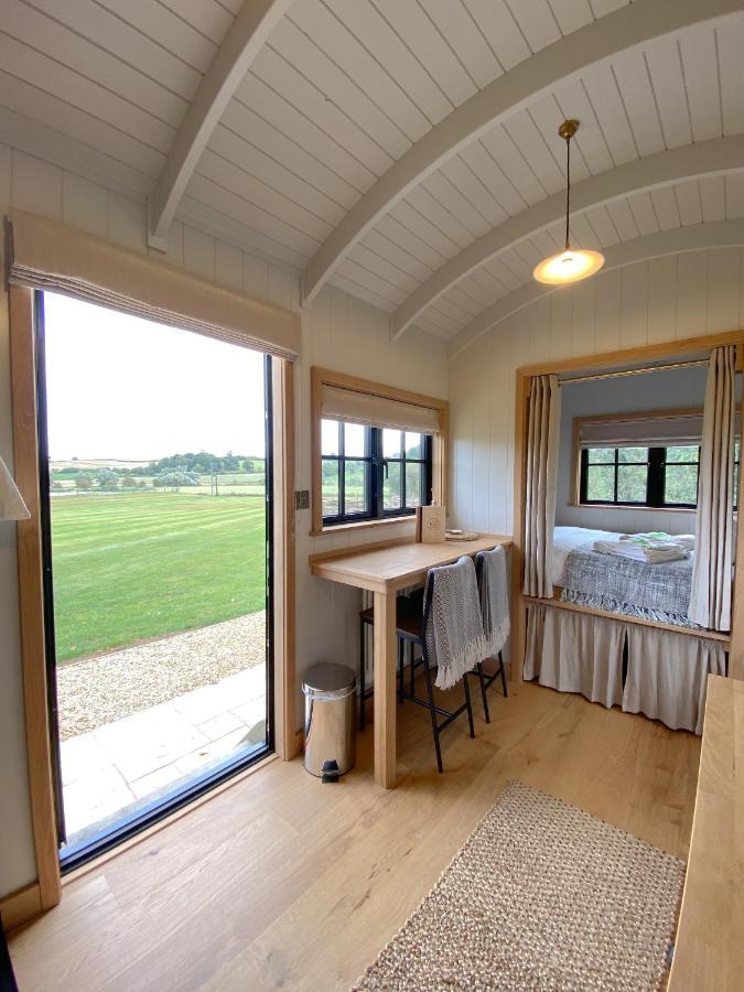 The Black Swan Shepherd Hut Ketton Buitenkant foto
